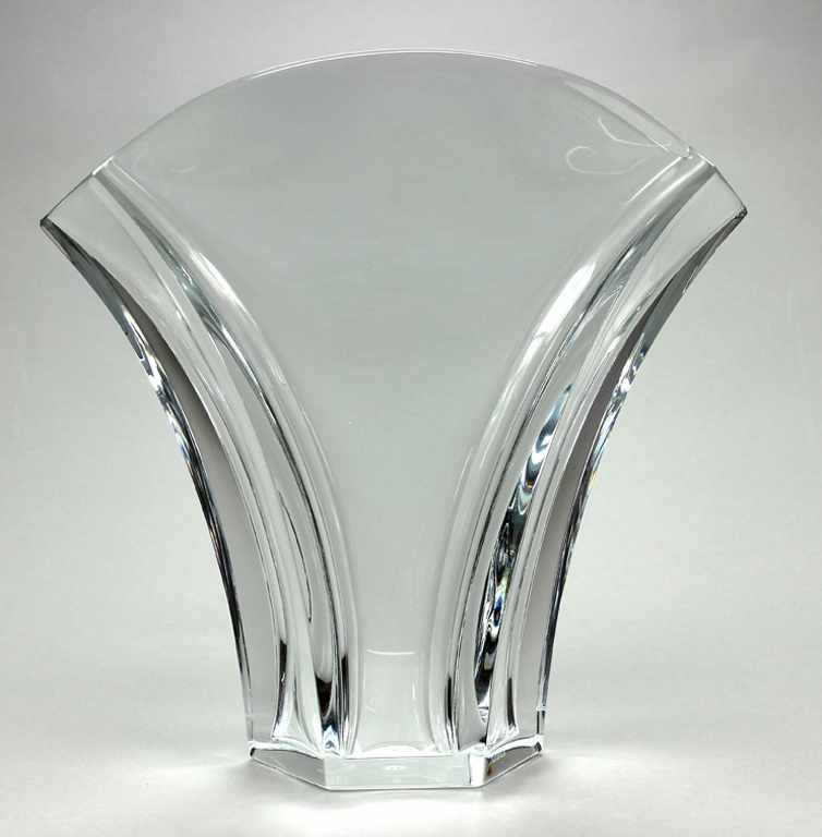 Vase, Baccarat. Farbloses, dickwandiges Kristall. Modell "Ginkgo" in stilisierter, an die Form des