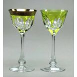 Zwei Weinrömer, Moser, "Lady Hamilton". Farbloses Kristall mit hellgrünem Überfang und 1x geätztem