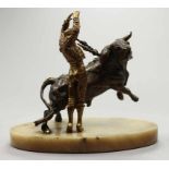 Unbekannter Künstler (20. Jh.) Torero vor einem Stier. Bronze mit gold-brauner Patina. Auf ovalem
