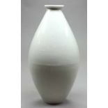 Petri, Trude Vase in Krugenform, weiß. Entwurf von 1951. Szeptermarke Berlin, Auslagerungswerk Selb,