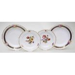 Zwei Paar Teller, Meissen, "Neuer Ausschnitt". a) Bunte Blumenbouquetmalerei mit radiertem Gold,