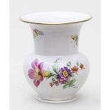 Petri, Trude Vase "Fidibus". Bunte Blumenmalerei mit Schmetterling, Goldränder. Szeptermarke mit