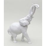 Große Elefantenskulptur. Weiß glasierte Skulptur eines schreitenden, afrikanischen Elefanten mit