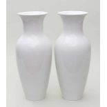 Paar Vasen "Syringa", KPM Berlin, nach chinesischer Form, weiß. Szeptermarke Berlin, 1962-1992. 1.