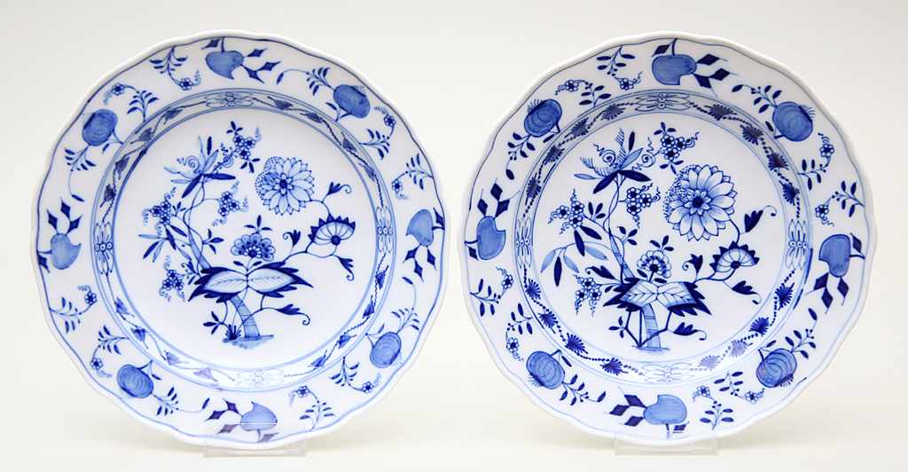 Sechs Teller, Meissen, "Neuer Ausschnitt". Blaues Zwiebelmuster (ohne Schwerter im Dekor).