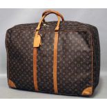 Originaler Louis Vuitton-Koffer, aus der Linie "Monogram Canvas". Brauner Lederbesatz und *griff.