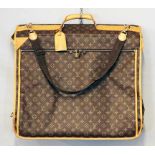 Original Louis Vuitton-Kleidersack, aus der Linie "Monogram Canvas". Brauner Lederbesatz und