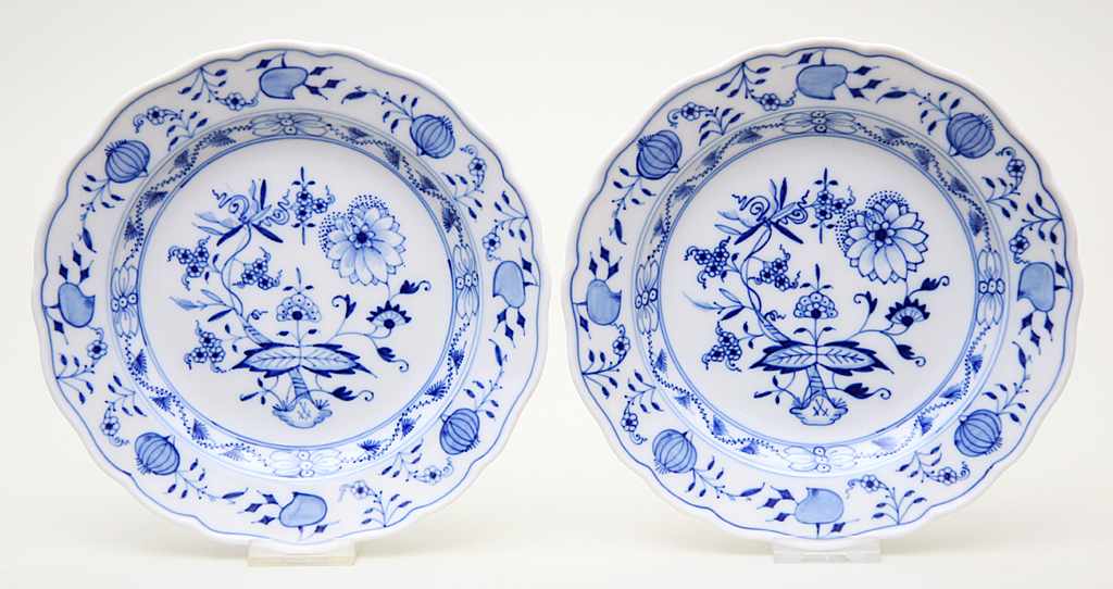 Sechs Teller, Meissen, "Neuer Ausschnitt". Blaues Zwiebelmuster. Schwertermarke Meissen, 20. Jh.