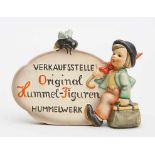 Verkaufsaufsteller "Verkaufsstelle Original Hummel-Figuren, Hummelwerk". Keramik. Bunt bemalt.