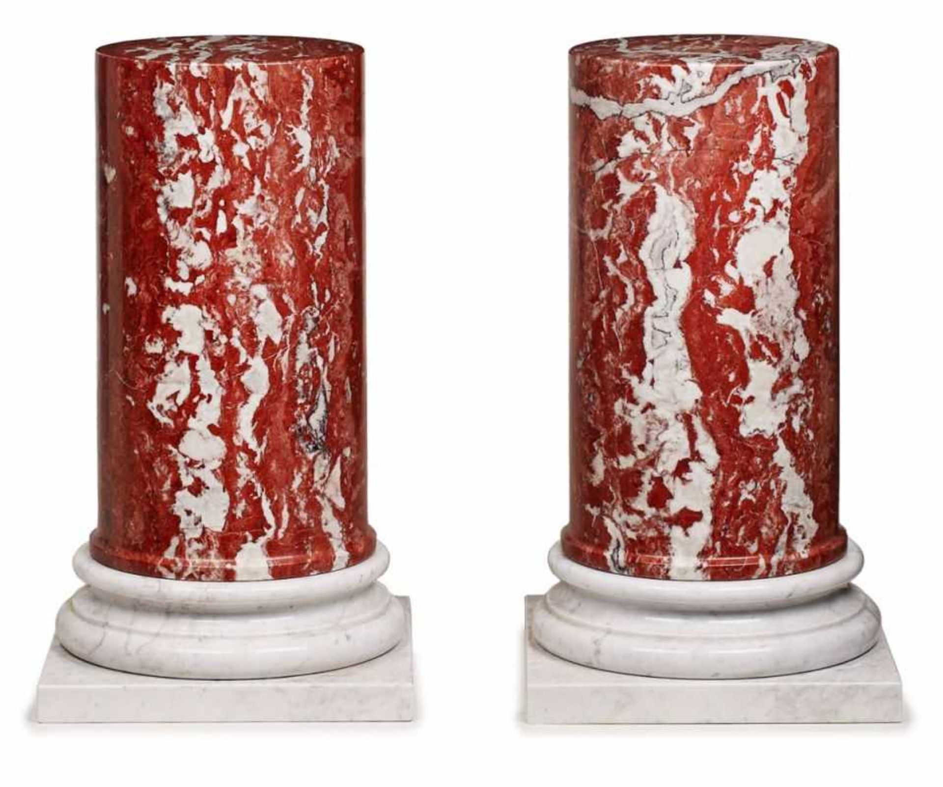 Paar Marmor-Säulen, Italien 20. Jh. Halbhoher glatter Schaft aus rosso francia, Halsring u.