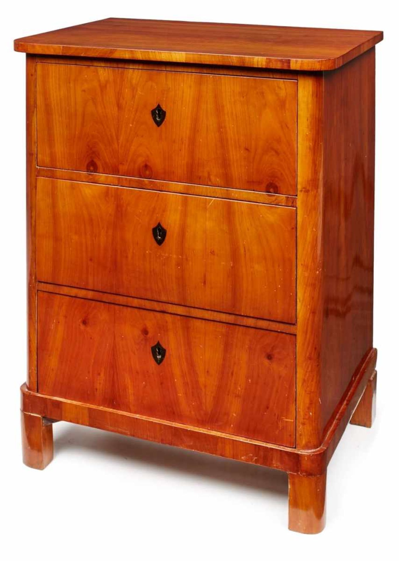 Kl. Biedermeier-Pfeilerkommode, süddt. um 1830. Kirschbaum furn. Gerade Front m. 3 Schüben u.