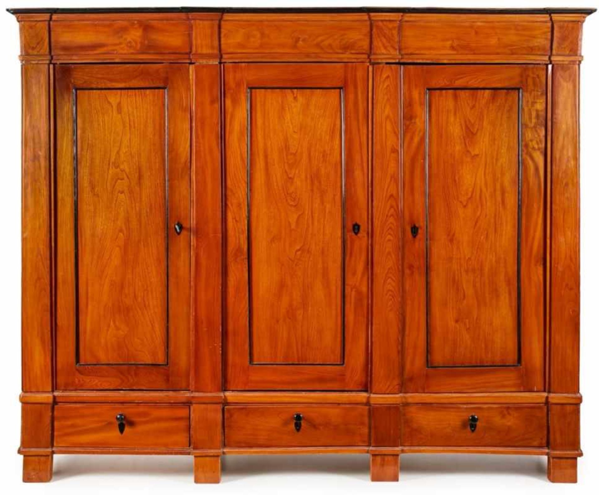 Gr. Biedermeier-Hallenschrank, süddt. um 1820-25. Kirschbaum u. Esche furn. 3 Türen m. vertieften