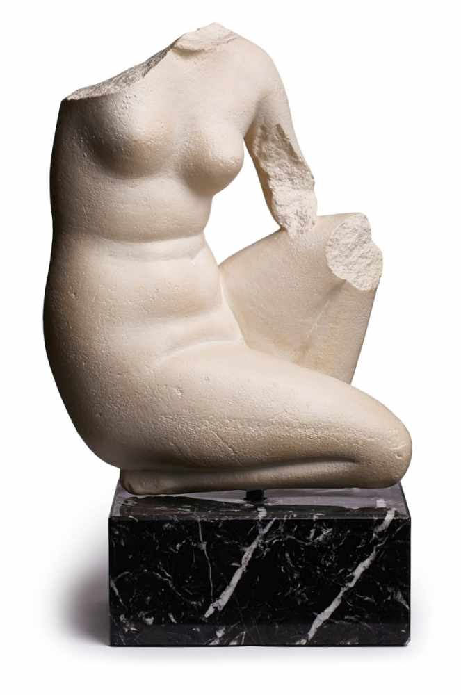 Skulptur "Knieender Frauenakt", 20. Jh. Kunstguss. Auf schwarzem Marmorsockel knieender weiblicher