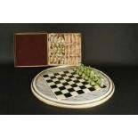 Porseleinen schaakbord, gemerkt, diam. 48 cm. hierbij 32 porseleinen schaakstukken als kikker in