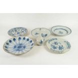 Lot van 5 Qianlong borden en sprenkelaar versierd met florale motieven, China 18e eeuw (div. kwal.)