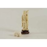 Ivoren sculptuur van wijsgeer met staf op houten voet en olifant, China.