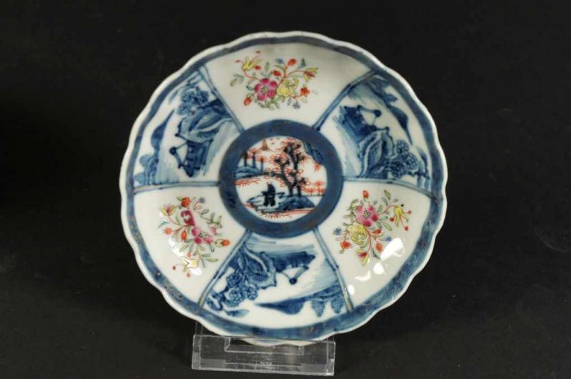 Serie van 6 porseleinen Qianlong schoteltje en 4 kopjes met vakverdeling waarin blauw/wit landschap - Image 3 of 3