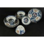 Serie van 6 porseleinen Qianlong schoteltje en 4 kopjes met vakverdeling waarin blauw/wit landschap