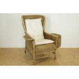 Rotan oorfauteuil met wit stoffen kussen