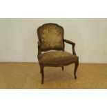 Noten Louis XV-stijl armfauteuil met geborduurde bekleding, 19e eeuw.