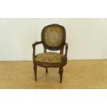 Noten Louis XVI damesfauteuil met geborduurde bekleding.