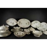 25 delen porseleinen servies met bloem decor, (div. kwal.)