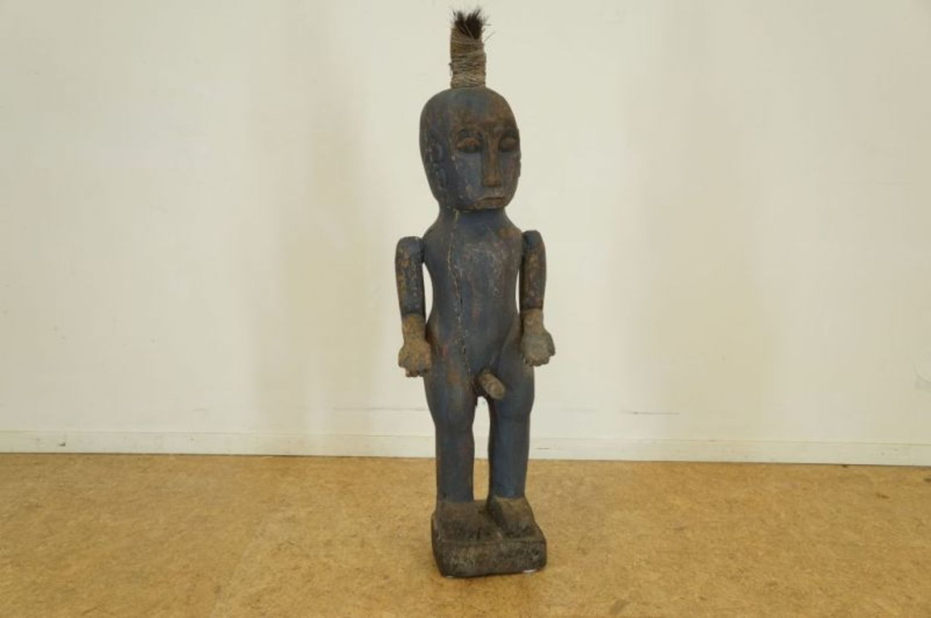 Houten Songwe krachtbeeld van manspersoon, West-Afrika, h. 110 cm.