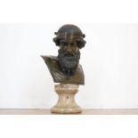 Bronzen buste van Griekse man met baard, gemonteerd op marmeren sokkel, h. 70 cm.