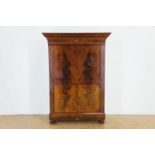 Mahonie secretaire a abattant met lade, 2 paneeldeuren en schrijfklep waarachter een interieur, 19e