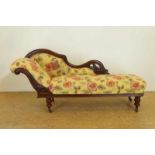 Mahonie Victoriaanse chaise lonque met geel gebloemde bekleding, Engeland, ca. 1880.