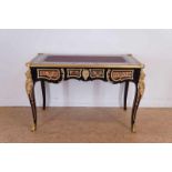 Zwartlak Louis XV-stijl bureau met rood leer ingelegd blad, 3 laden en met bronzen ornamenten, h.