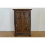 oakwood "Spinde" cabinet with one door, 18th century, h. 120, w. 82, d. 44 cm. Eiken broodkast, zgn.