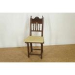 Walnut chair with carved crest, Spain 17/18th. Noten stoel met gestoken kuif, Spanje 17/18e eeuw.