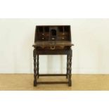 oakwood desk with valve and drawer on legs, England 18 th century, h. 101, w. 64, d. 47 cm. Eiken