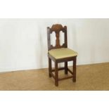 Walnut chair with carved crest, Spain 17/18th. Noten stoel met gestoken kuif, Spanje 17/18e eeuw.