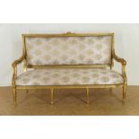 A gold lacque Louis XVI-style bench Goudlak Louis XVI-stijl bank met damast bekleed.