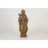 Houten gestoken sculptuur met voorstelling van Madonna met kind, 17e eeuw l.36 cm. A wooden