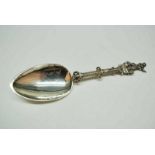 Zilveren herinneringslepel, geh. 835/000 19e eeuw A Dutch silver figural spoon, 835/000 19th century