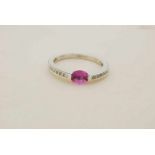 Witgouden design ring bezet met rose saffier en diamant, geh. 585/000, gew. 3.0 gr. geh. 750/000