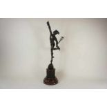 Gepatineerd bronzen sculptuur van Mercurius -god van de handel-, rustend op rood marmeren voet,