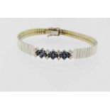 Witgouden armband bezet met saffier en diamant ca. 0.40ct. briljantslijpsel, geh. 750/000 gew. 23.