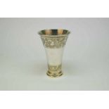 1e gehalte zilveren vaas met uitlopende hals en versierd met florale randen, Sterling gemerkt, H. 18