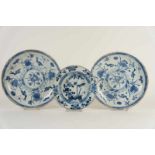 Lot van 3 Qianlong porseleinen schotels, China, 18e eeuw, diam. 22 en 16 cm. (randschilfers) A