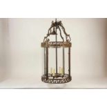 Bronzen 4 lichts hanglamp met griekse rand en glazen ruiten, l. 90 cm. A brass 4-light chandelier