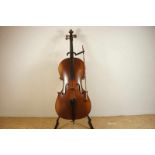 Chello 4/4 met strijkstok en standaard A cello 4/4 with bow and stand