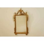 Spiegel in verguld houten lijst getooid met urn, Louis XVI -stijl, L. 98, B. 52 cm A mirror with