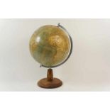 Globe met relief op houten voet, bewerkt door Dr. A. Krause, uitgave: Paul Réth, Leipzig, jaren '60,