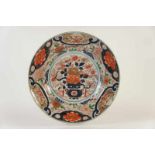 Kapitale Imari schotel met decor van bloemenmand, 20e eeuw, Diam. 55 cm. gerestaureerd A capital