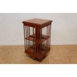 Mahonie boekenmolen ingelegd met biesintarsia en schelpmotiven, h.85 cm. A mahogany book stand