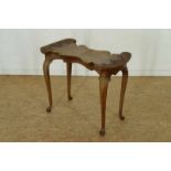 Mahonie en notenhouten krukje op Queen Ann pootjes, Engeland 19e eeuw, h. 51 cm. A mahogany tabouret